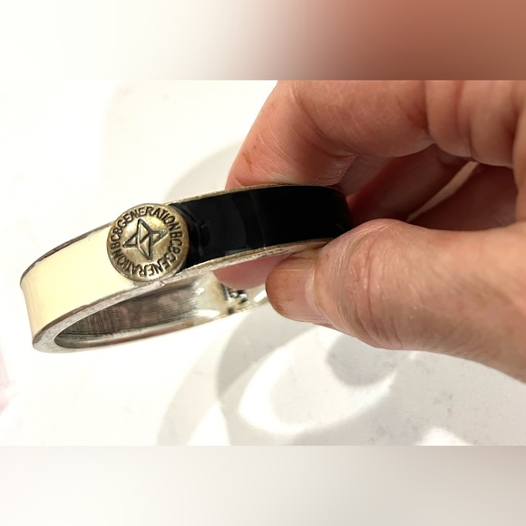 VINTAGE EXTREMELY RARE BCBG ENAMEL BLACK & WHITE DESIGN CUFF BRACELET , EUC - Picture 3 of 8
